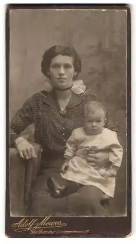 Fotografie Adolf Mewes, Rathenow, Schützenstrasse 28, Hübsche junge Mutter mit ihrem Baby