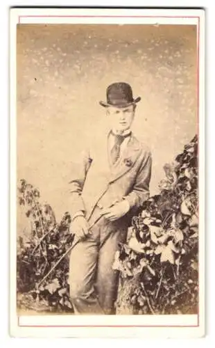 Fotografie unbekannter Fotograf und Ort, Fescher junger Mann mit Gehstock und Melone