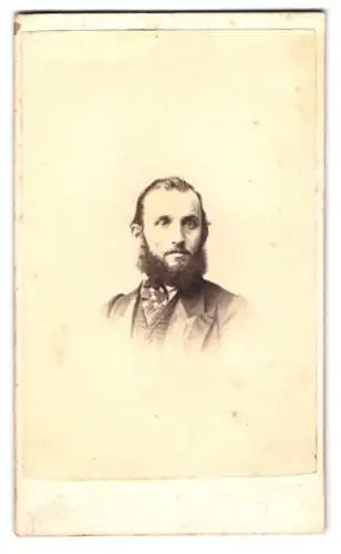 Fotografie Gibson & Co., York, 24 Coney St., Ernster Herr mit Vollbart und zurückgekämmtem Haar