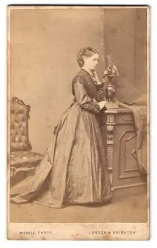 Fotografie Mayall, London W, 224 Regent Street, Junge Dame im schwarzen Kleid mit Vase