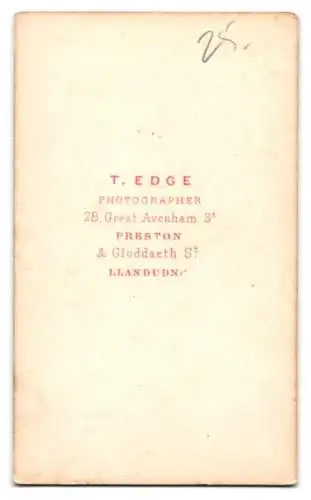 Fotografie T. Edge, Preston, 28 Great Avenham St., Herr mit Mittelscheitel und Krawatte