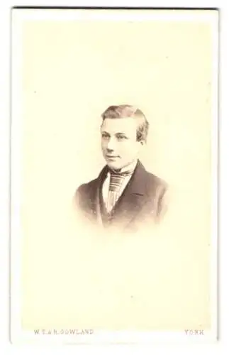 Fotografie W. T. & F. Gowland, York, Junger Bursche im Anzug mit Krawatte