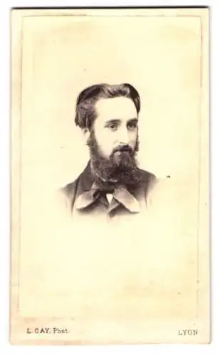 Fotografie L. Gay, Lyon, P. de la Comedie 25, Junger Mann mit vollem Haar und Bart
