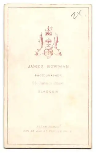 Fotografie James Bowman, Glasgow, 65 Jamaica Street, Junger Herr mit auffälliger Haartolle und Fliege