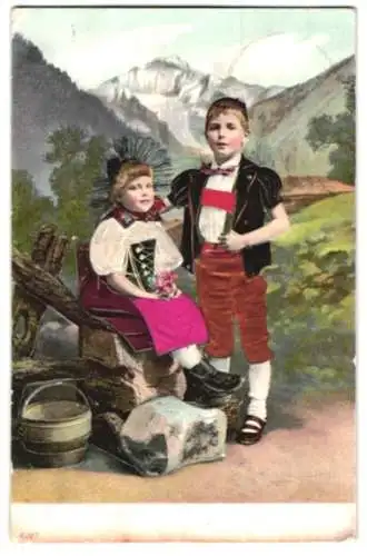 Stoff-Präge-AK Bube und Mädchen in Tracht mit Hose und Schürze aus Stoff