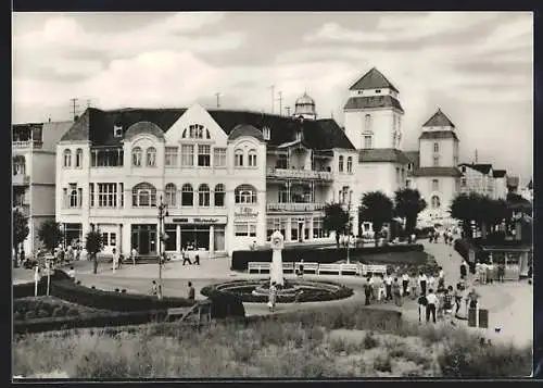 AK Binz /Rügen, Kuranlagen mit Passanten