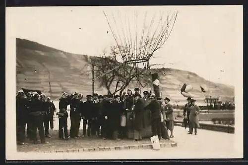 AK Fröhliche Männer in einem Ballon