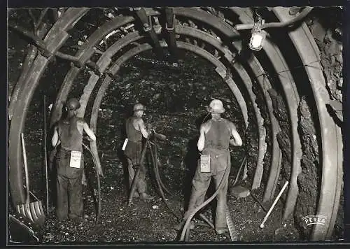 AK La Mine en Activité, Creusement d`une galerie à l`explosif Mineurs forant des trous de mine, Bergbau