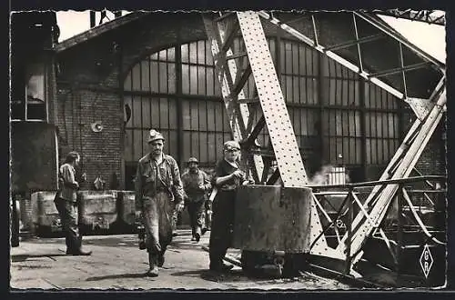 AK Bergarbeiter vor einer Halle der Grube