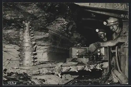 AK Bergarbeiter mit Bohrer bei der Arbeit in einer Mine