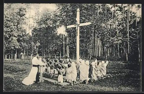AK Badarpur-Assam, Rev. Pater Marcellinus Molz S. D. S. mit seinen Dorfkindern beim Nachtgebet auf dem Friedhof