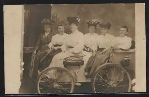 Foto-AK Gruppe älterer Damen in einem Kutschwagen vor Studiokulisse