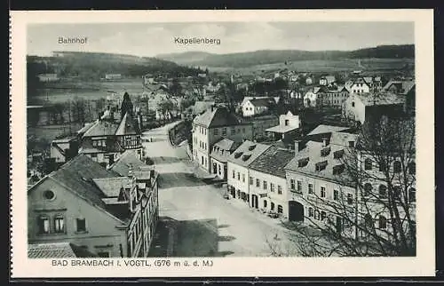 AK Bad Brambach i. Vogtl., Ortsansicht an der Hauptstrasse, mit Bahnhof und Kapellenberg