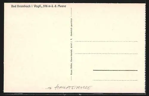 AK Bad Brambach i. Vogtl., Ortsansicht an der Hauptstrasse, mit Bahnhof und Kapellenberg