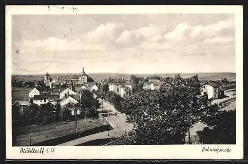 AK Mühltroff, Panoramablick mit Bahnhofstrasse