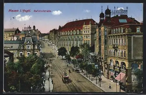 AK Plauen / Vogtland, Bahnhofstrasse mit Geschäften und Strassenbahn