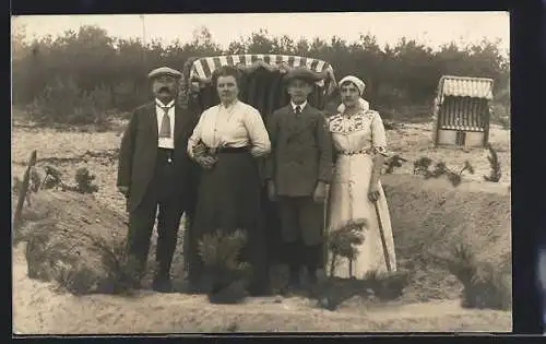 Foto-AK Timmendorfer Strand, Männer und Frauen am Strandkorb 1914