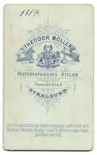 Fotografie Theodor Möller, Stralsund, Mutter und Tochter in Kleidern posieren im Atelier