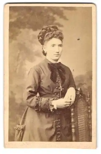 Fotografie Carl Fischer, Fulda, Friedrichs-Str. 24, junge Frau im Kleid mit Schleife und hochgesteckten Haaren