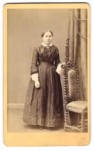 Fotografie Wilhelm Ernst, Hannover, Dame im dunklen Kleid mit Halskette und Rüschenkragen