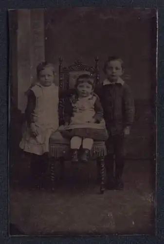 Fotografie Ferrotypie drei niedliche Kinder in Kleidern posieren im Atelier