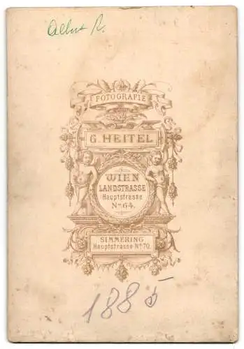 Fotografie G. Heitel, Wien, Hauptstr. 70, junger österreichischer Feuerwehrmann in Uniform mit Helm, Axt und Horn