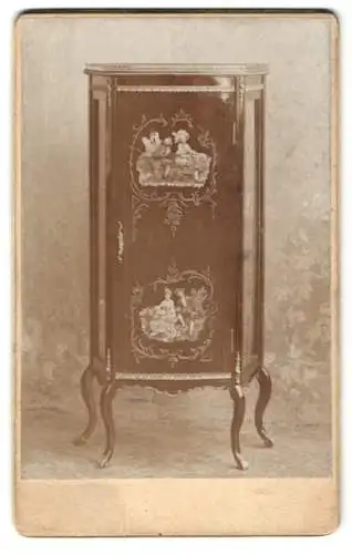 Fotografie L. Schwarzenberger, Nürnberg, schöner alter Schrank mit Erotischer Darstellung, Liebespaar