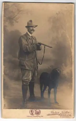 Fotografie Atelier Köthe, Pirmasens, Fröbelstr. 3, Jäger mit seinem Jagdhund und Flinte im Anschlag