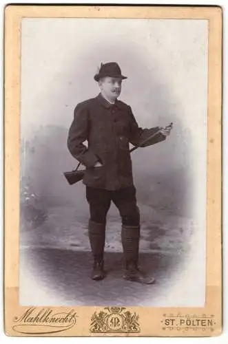 Fotografie Mahlknecht, St. Pölten, österreichischer Jäger mit geschulterter Flinte