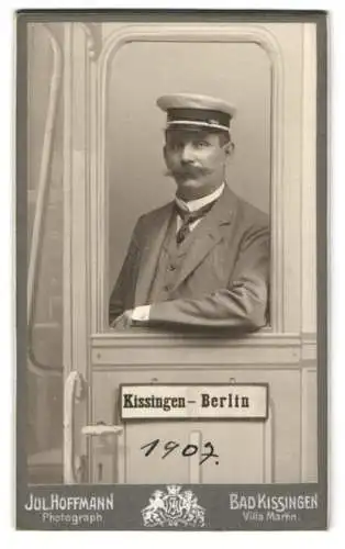 Fotografie Julius Hoffmann, Bad Kissingen, Herr Max Hildebrandt in Studiokulisse Eisenbahn Kissingen-Berlin, 1907