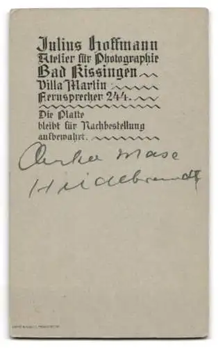 Fotografie Julius Hoffmann, Bad Kissingen, Herr Max Hildebrandt in Studiokulisse Eisenbahn Kissingen-Berlin, 1907