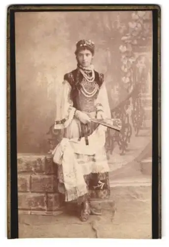 Fotografie Hans Grubauer, Passau, junge Frau als Zigeunerin im Kostüm zum Fasching