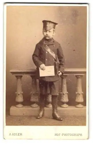 Fotografie A. Adler, Dresden, junger Knabe als Briefträger / Postbote im Kostüm, Posttasche und Schnauzbart