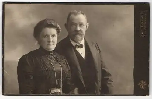 Fotografie Victor Angerer, Wien, Portrait Wilhelm Simon, Direktor des Bankhaus Schelhammer & Schattera in Wien mit Frau