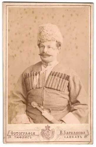 Fotografie W. Barkanoff, Tiflis, Georgischer Kosake in Uniform mit Kindjal / Kosakendolch und Zierpatronen, 1888