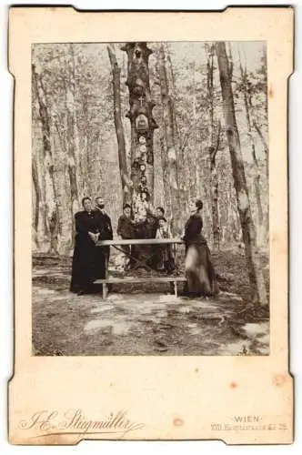 Fotografie J. E. v. Steegmüller, Wien, geschmückter Baum mit Christlichen Bildern und Kreuzen