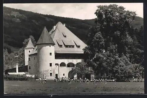 AK Radstadt, Schloss Tandalier, mit Kindergruppe