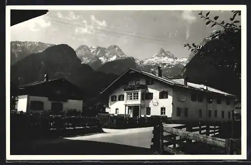 AK Lofer, Gasthof Landhaus mit Strasse und Bergpanorama