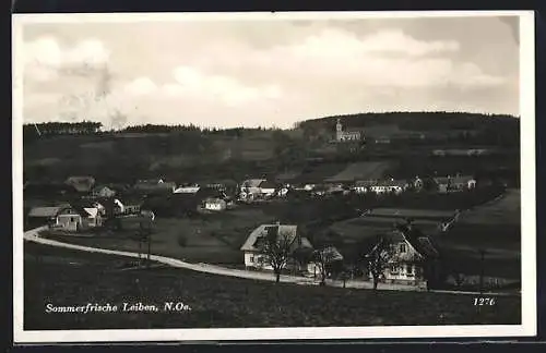 AK Leiben /N.-Oe., Ortsansicht mit der Kirche auf dem Hügel