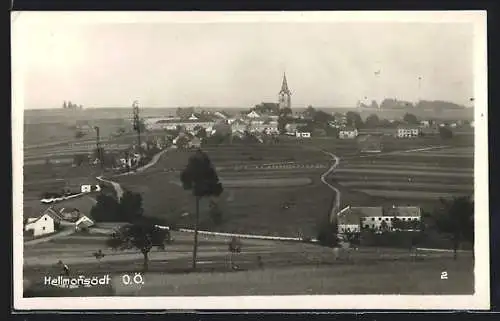 AK Hellmonsödt /O.-Ö., Ortsansicht mit einer Kirche aus der Ferne