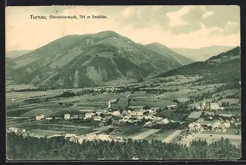 AK Turnau /Obersteiermark, Ortsansicht aus der Vogelschau gegen ein Bergmassiv