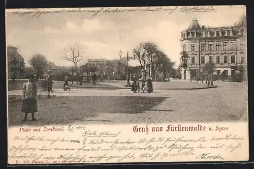 AK Fürstenwalde a. Spree, Platz mit Denkmal