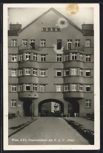 Foto-AK Wien, Gemeindehaus am F.A.C.-Platz nach Beschuss