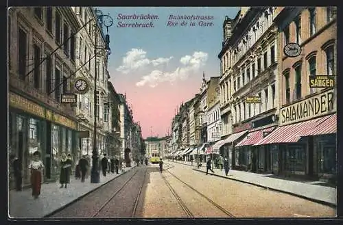 AK Saarbrücken, Bahnhofstrasse mit Geschäften & Strassenbahn