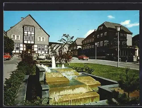 AK Schmallenberg / Hochsauerland, Kirchplatz mit Springbrunnen