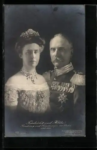 AK Herzogenpaar Friedrich und Hilda, in Uniform mit Orden