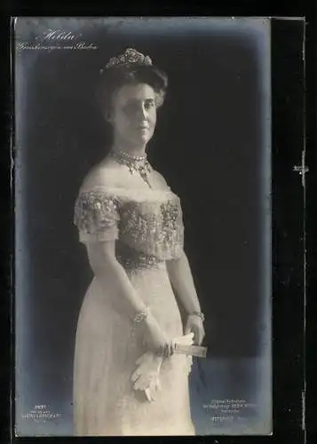 AK Grossherzogin Hilda von Baden, Portrait mit Fächer und Handschuhen