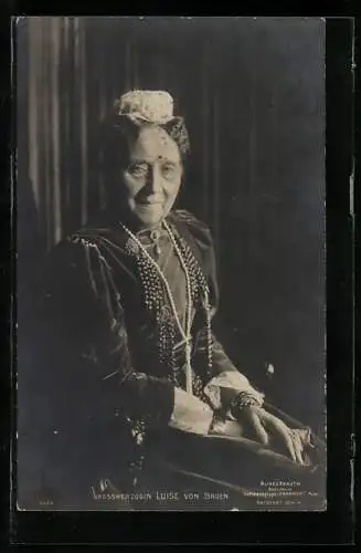 AK Grossherzogin Luise von Baden, sitzend im schwarzen Kleid mit Perlenkette