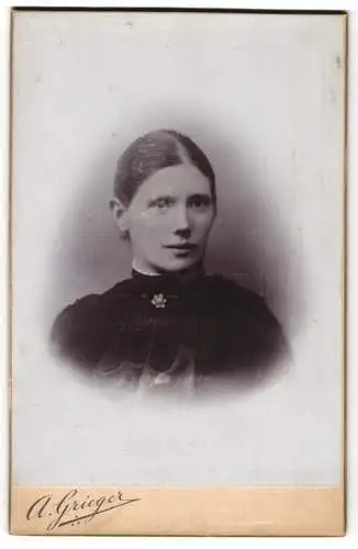 Fotografie A. Grieger, Berlin, Friedens-Str. 8, Junge Dame mit zurückgebundenem Haar