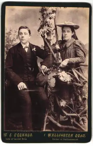 Fotografie W. J. O`Connor, London, 1, Wellington Quay, Junger Mann und Frau in modischer Kleidung